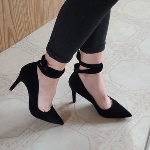 NWOB Arezzo Classic Black Velvet Bow Heels Size 6 ♡